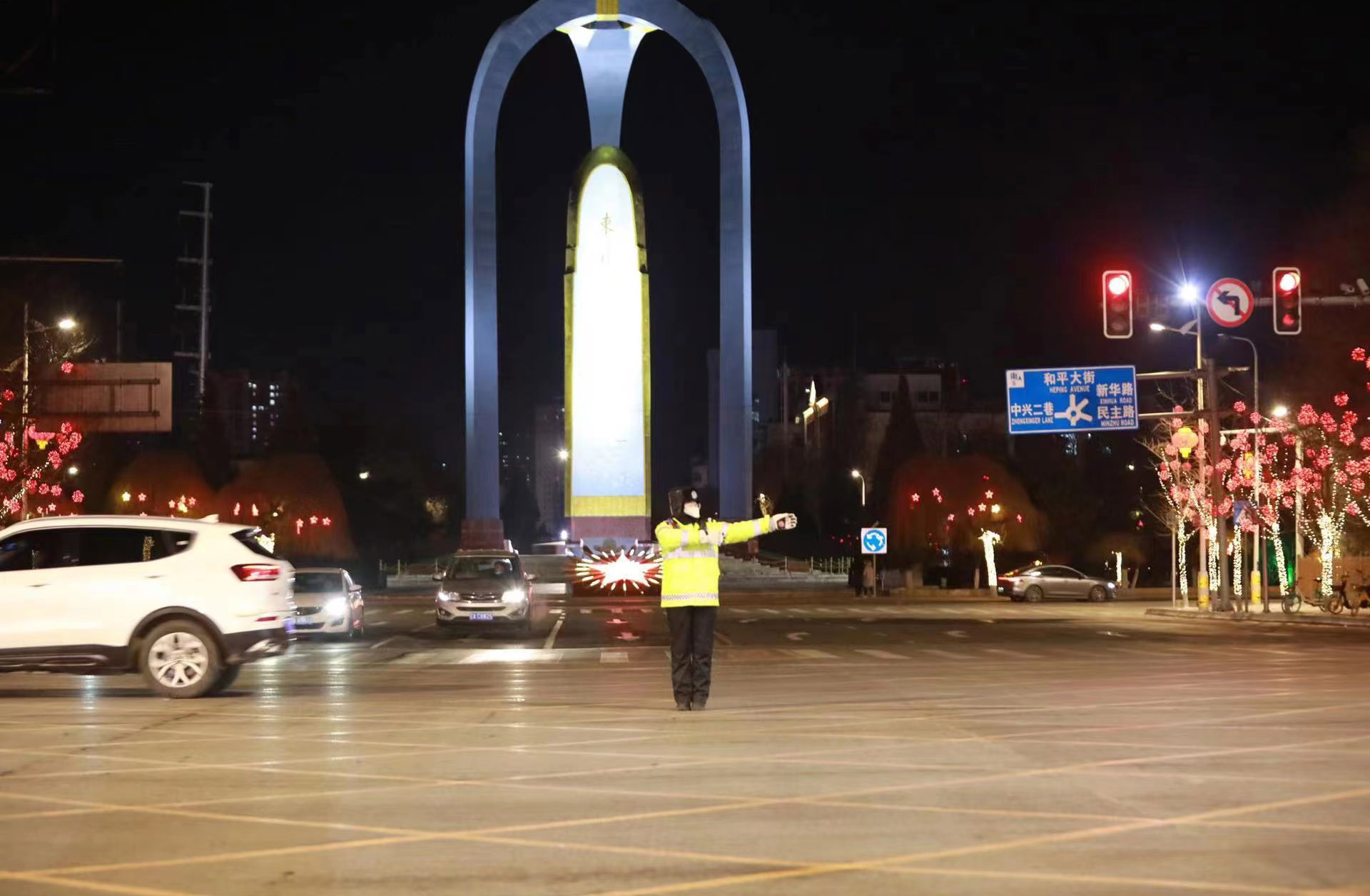 除夕夜沈陽交警堅(jiān)守崗位守護(hù)百姓安全。沈陽市公安局交通警察局供圖