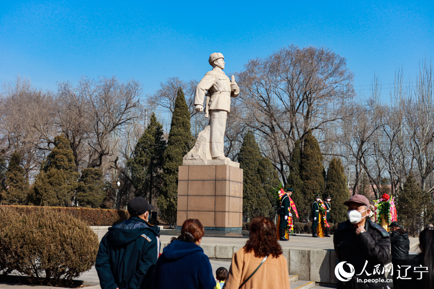 各地干部群眾紛紛來到撫順市雷鋒紀(jì)念館參觀學(xué)習(xí)、祭奠雷鋒。人民網(wǎng) 邱宇哲攝