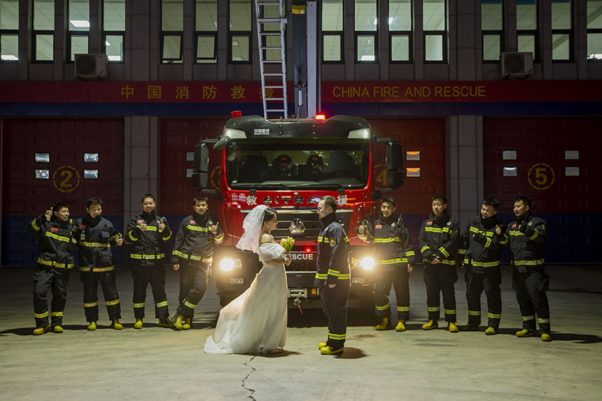 紅色的消防車、筆挺的“火焰藍(lán)”、一襲潔白的婚紗……這些原本普通的元素，構(gòu)成了生活里最幸福、浪漫的畫面?！八麄兘Y(jié)婚了！”消防員汪枝見與家人分享了隊(duì)友的幸福。