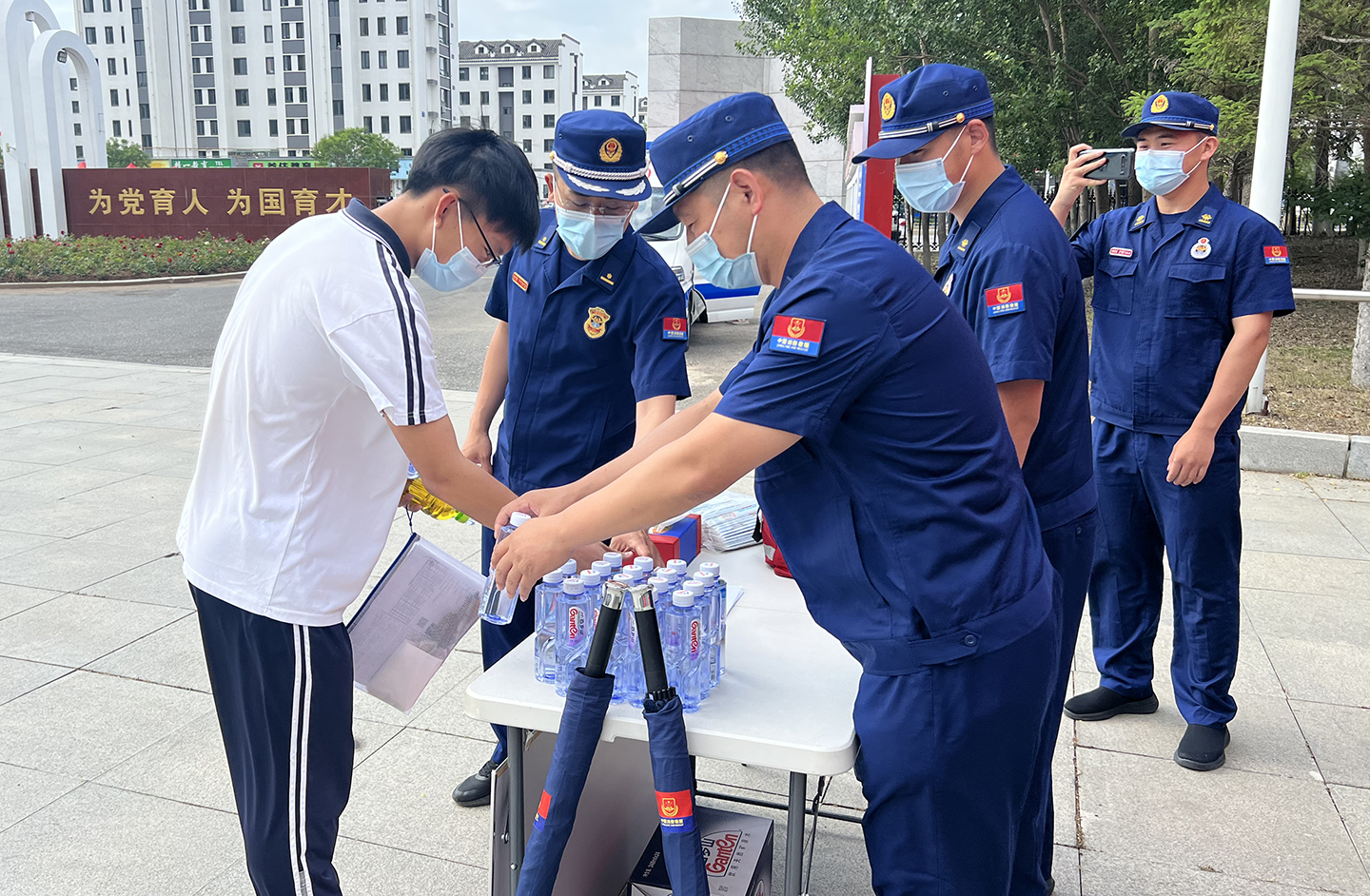 盤錦支隊盤山縣大隊岳山街消防救援站準備“護考暖心桌”，為莘莘學子加油助力。遼寧省消防救援總隊供圖