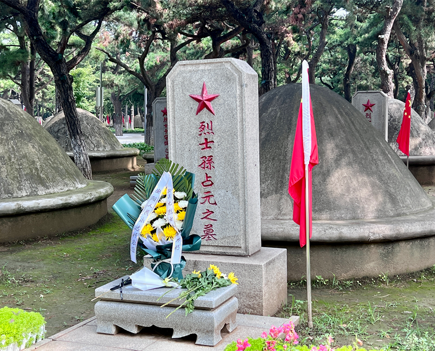 在一級戰(zhàn)斗英雄孫占元的墓前，一捧菊花寄托了家鄉(xiāng)群眾的哀思。人民網(wǎng)記者 湯龍攝