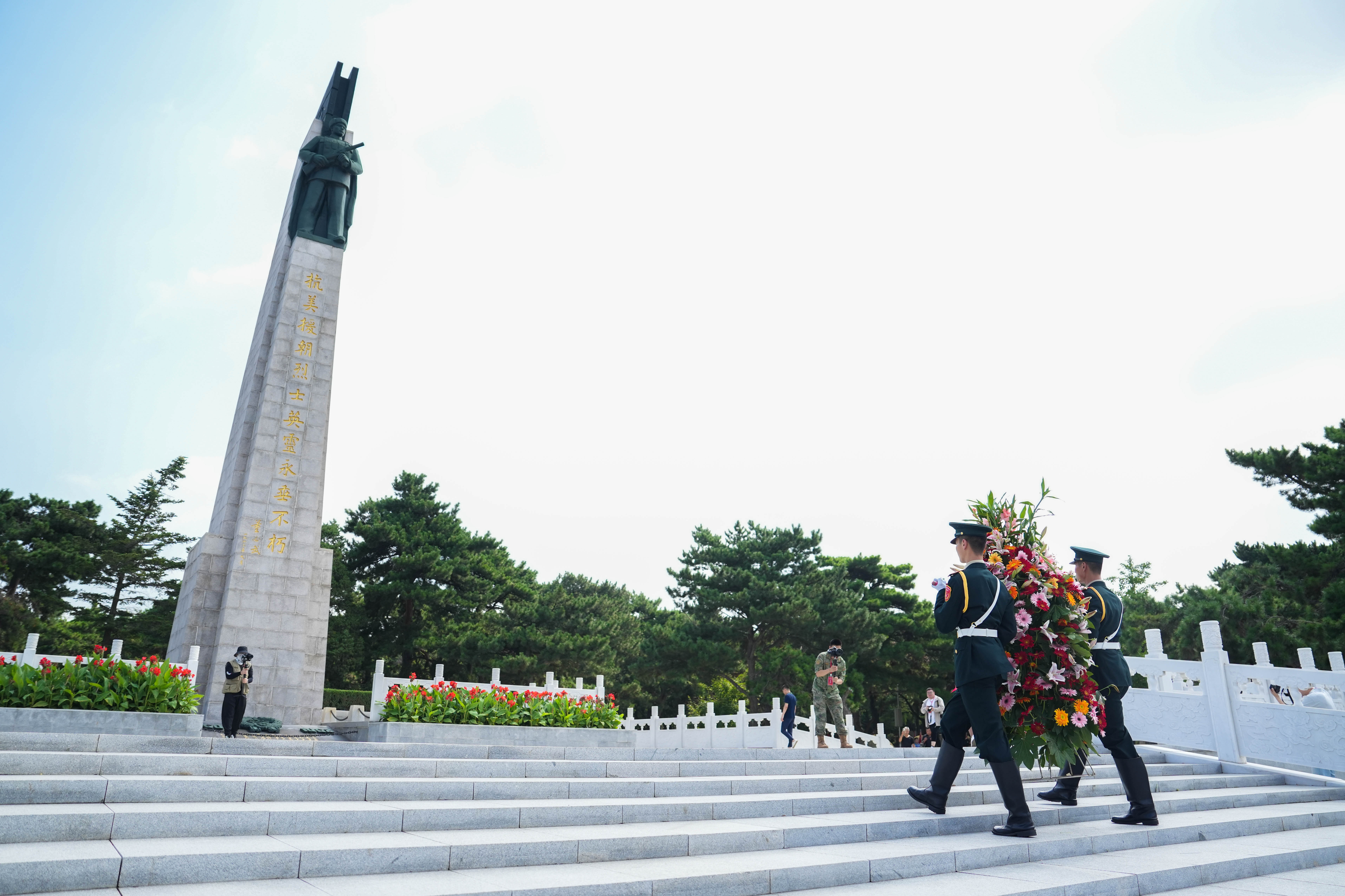 7月27日，志愿軍老戰(zhàn)士、烈士后人、少先隊(duì)員代表等來(lái)到沈陽(yáng)抗美援朝烈士陵園，緬懷先烈、致敬英雄。人民網(wǎng)記者 邱宇哲攝