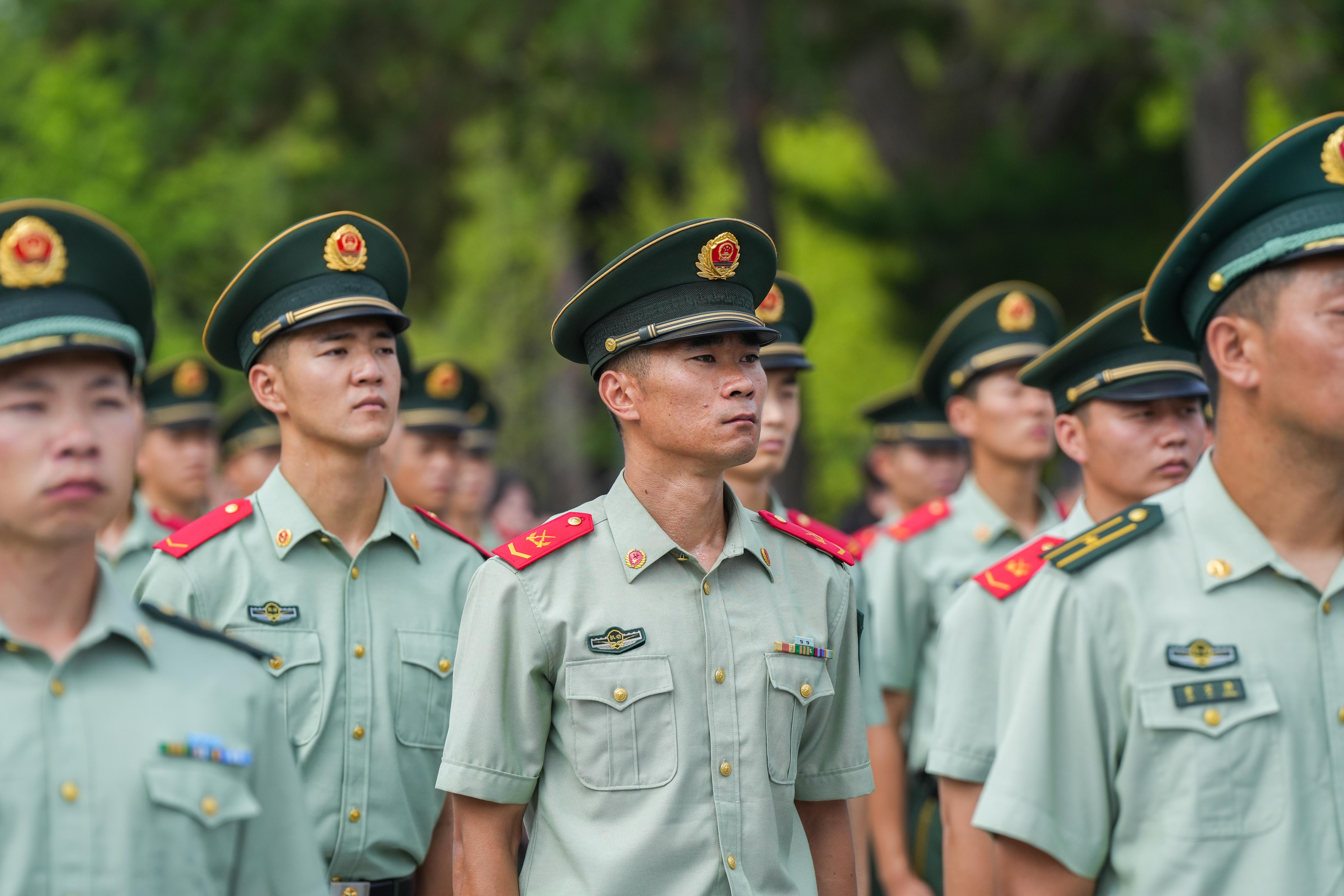 7月27日，志愿軍老戰(zhàn)士、烈士后人、少先隊(duì)員代表等來(lái)到沈陽(yáng)抗美援朝烈士陵園，緬懷先烈、致敬英雄。人民網(wǎng)記者 邱宇哲攝