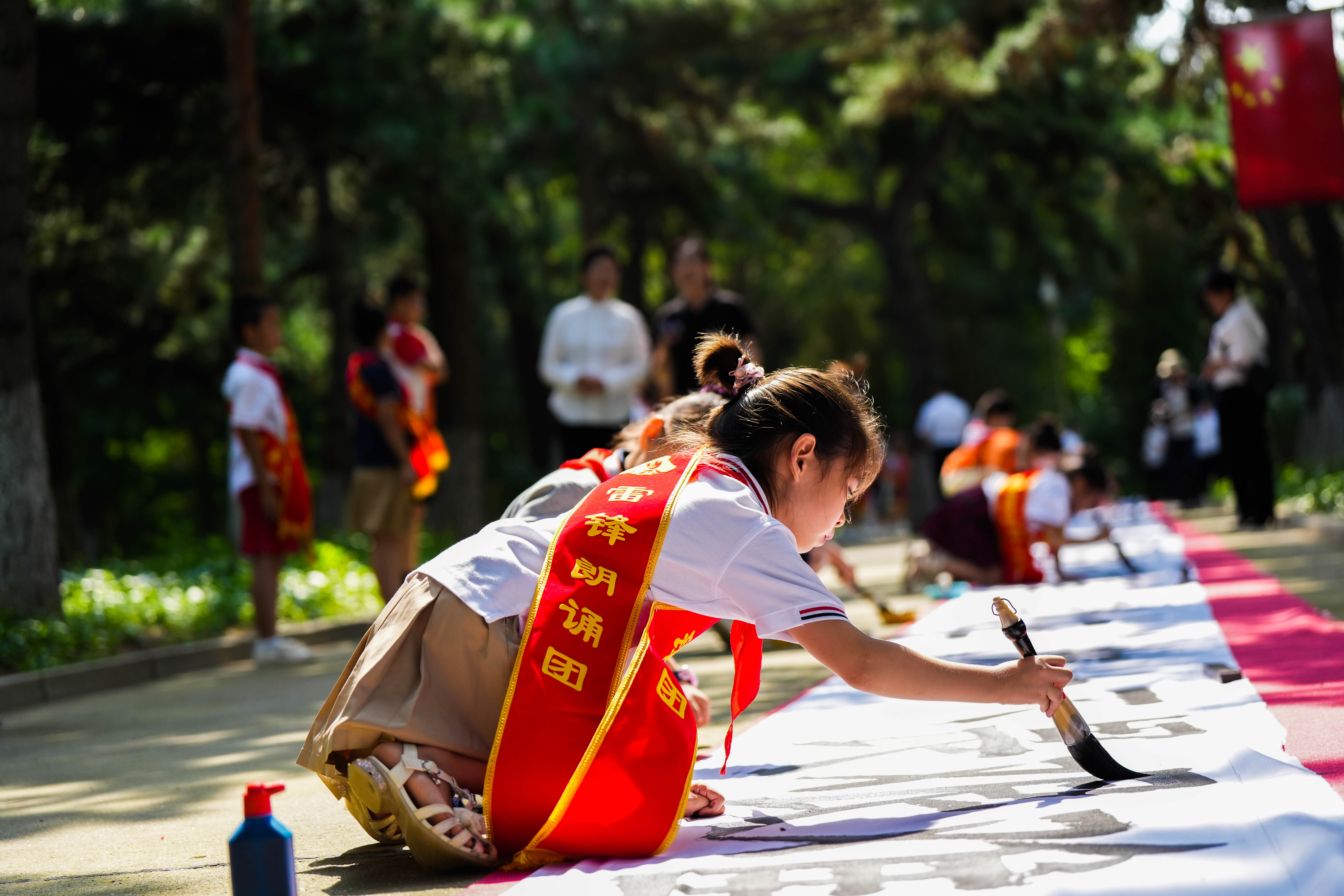 7月27日，志愿軍老戰(zhàn)士、烈士后人、少先隊(duì)員代表等來(lái)到沈陽(yáng)抗美援朝烈士陵園，緬懷先烈、致敬英雄。人民網(wǎng)記者 邱宇哲攝