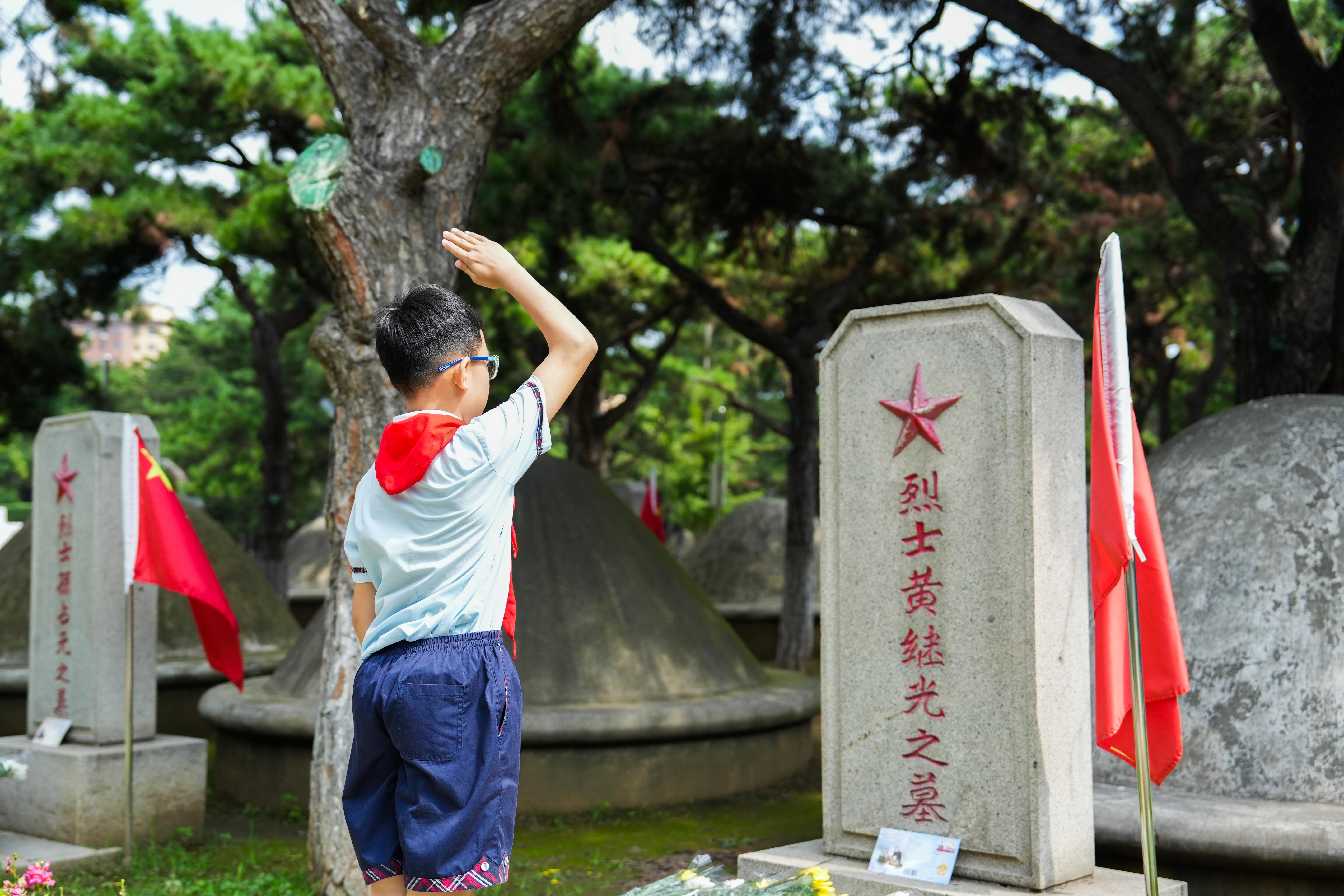 7月27日，志愿軍老戰(zhàn)士、烈士后人、少先隊(duì)員代表等來到沈陽抗美援朝烈士陵園，緬懷先烈、致敬英雄。人民網(wǎng)記者 邱宇哲攝