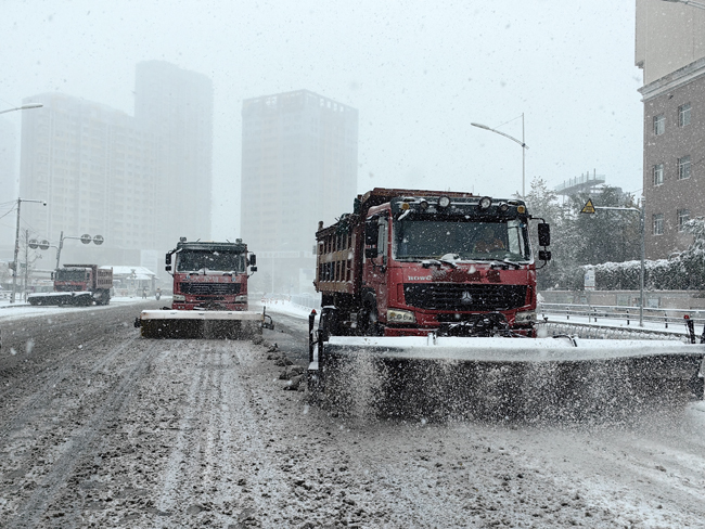 應(yīng)對強降雪 沈陽市1.3萬名環(huán)衛(wèi)工人晝夜奮戰(zhàn)守護出行【6】