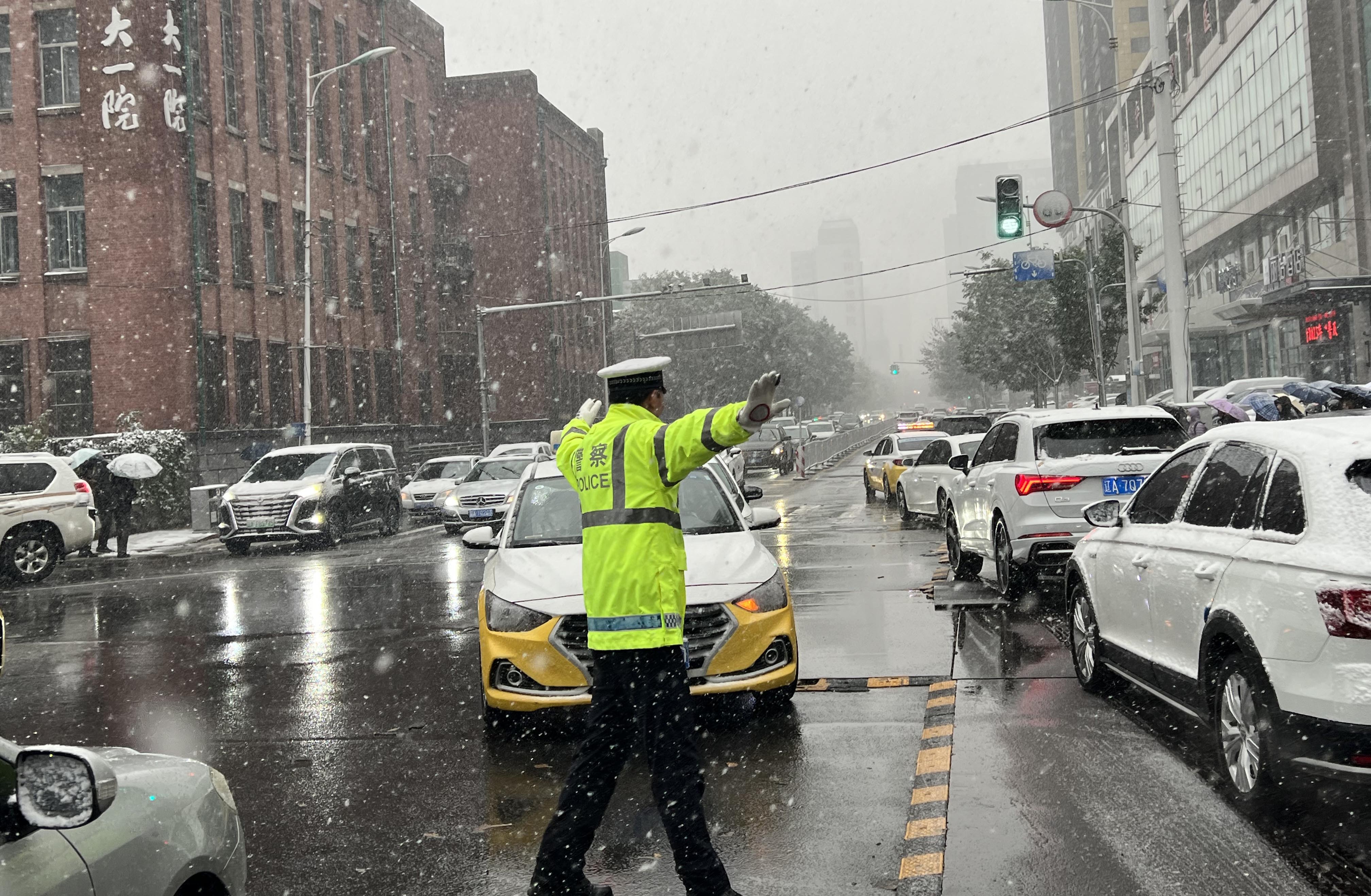 雨雪中堅(jiān)守 沈陽交警守護(hù)市民平安出行