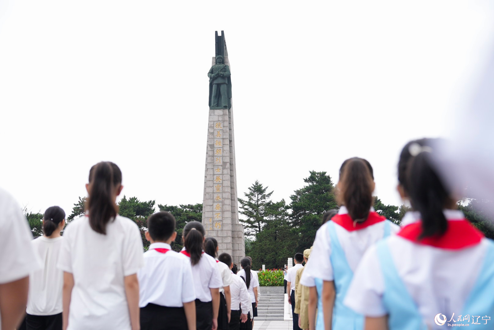 抗美援朝戰(zhàn)爭勝利71周年祭英烈活動現(xiàn)場。人民網(wǎng)記者 邱宇哲攝